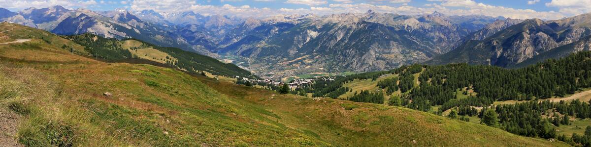 Vue panoramique des Alpes du sud et la vallée de Guillestre en été.