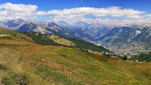Vue panoramique des Alpes du sud et la vallée de Guillestre en été.