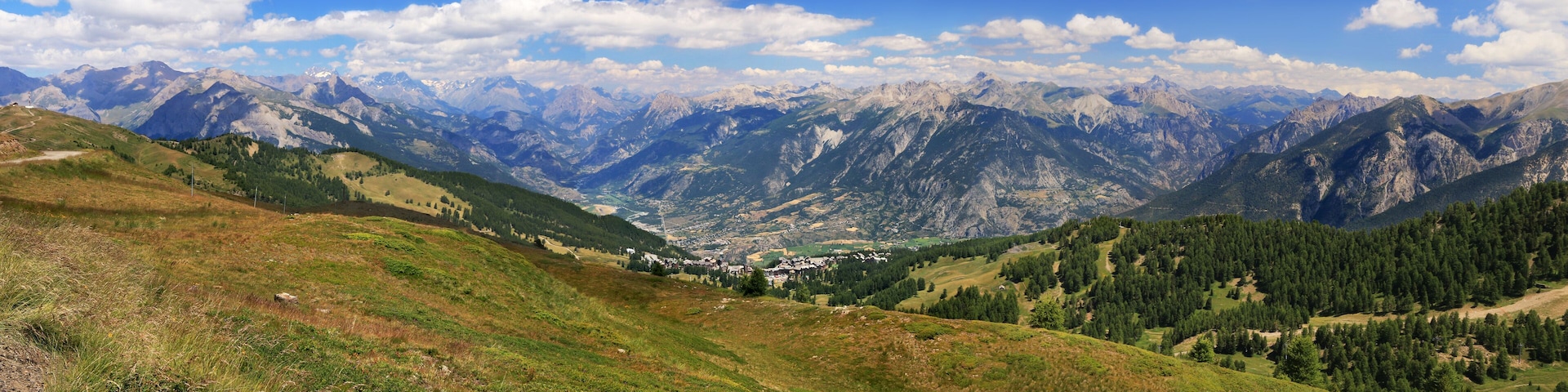 Vue panoramique des Alpes du sud et la vallée de Guillestre en été.