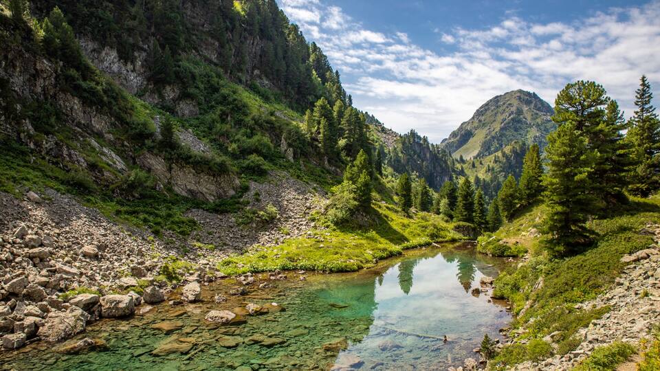 Paysage de randonnée au lac Léama (Chamrousse, alpes, France) sous un joli ciel bleu d'été