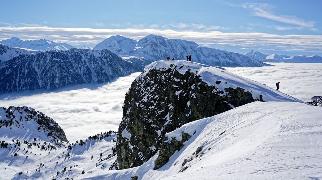 Des skieurs à Chamrousse (massif de Belledonne), avec le Taillefer en arrière-plan