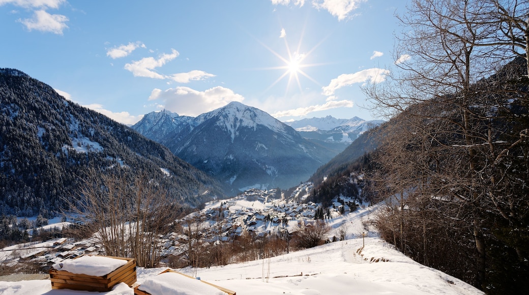 Champagny-en-Vanoise vue de haut, sous la neige et au soleil, en Savoie dans les Alpes, France