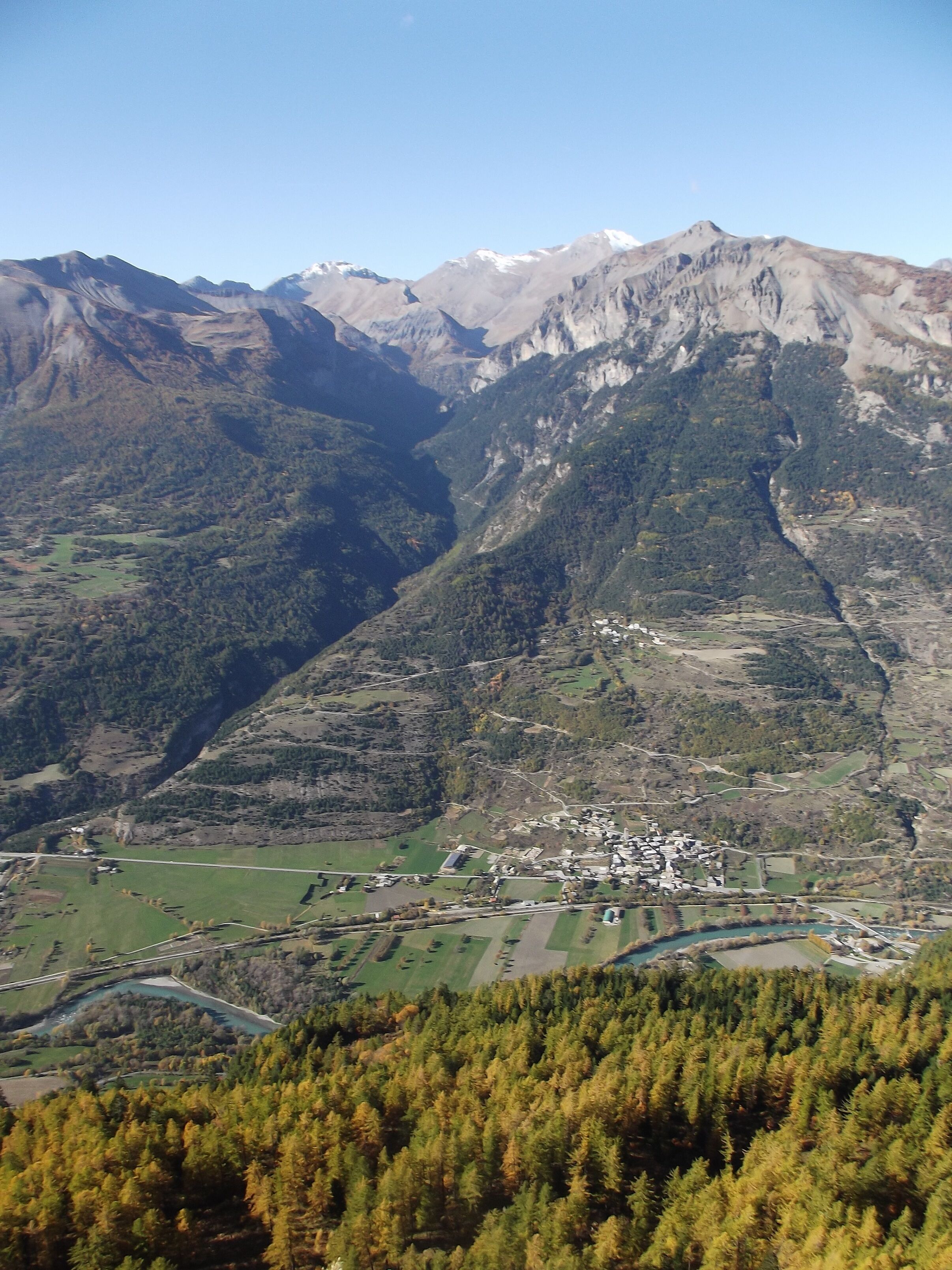 Vue de la commune de Saint-Clément-sur-Durance depuis la crête du Pénon