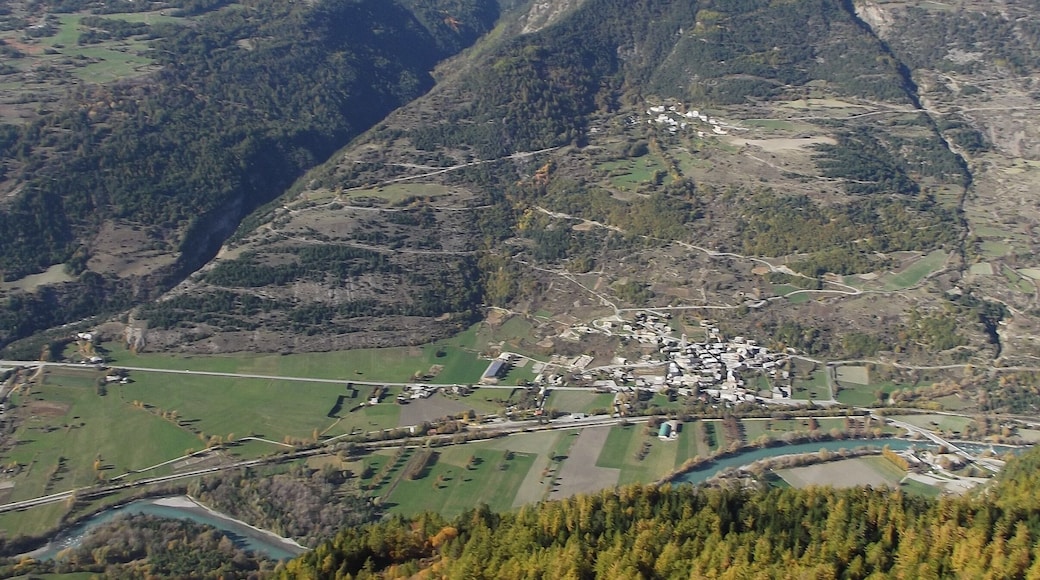 Vue de la commune de Saint-Clément-sur-Durance depuis la crête du Pénon