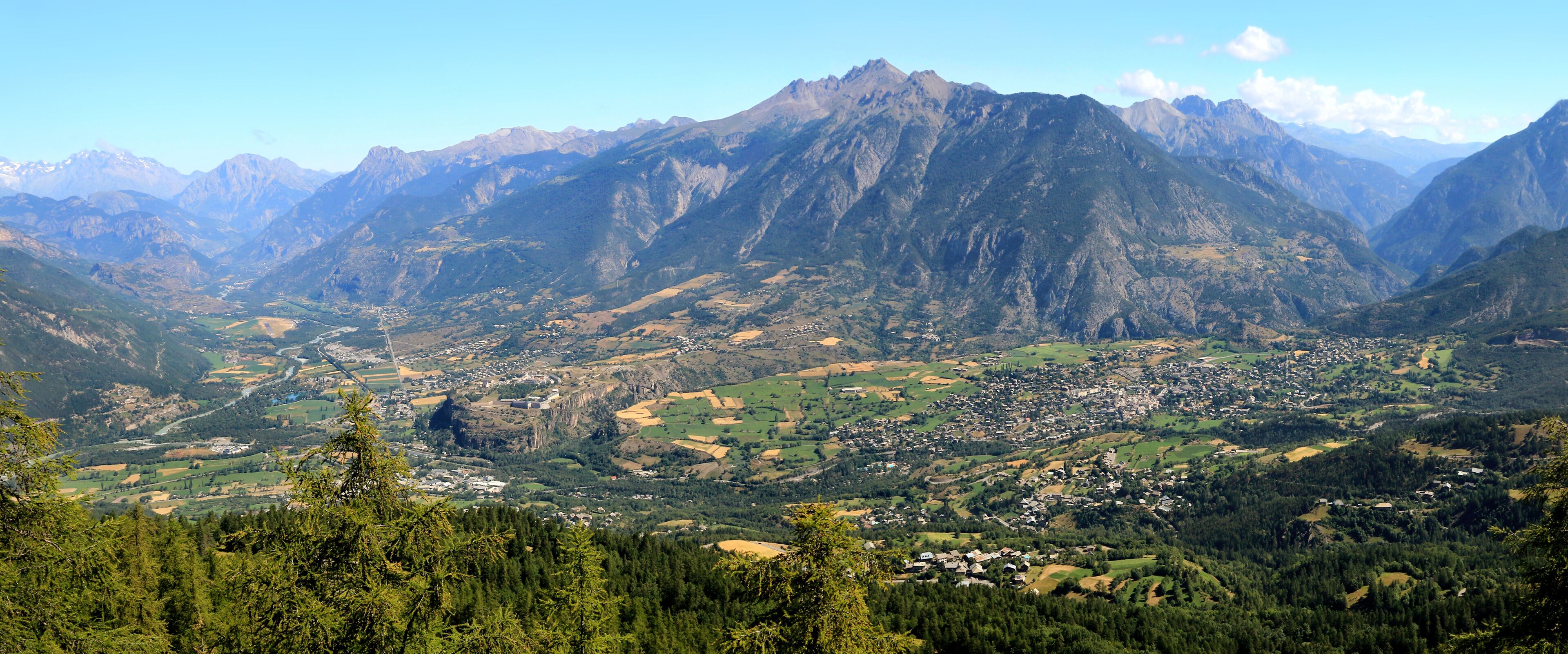 Vue panoramique des Alpes du sud et la vallée de Guillestre en été.