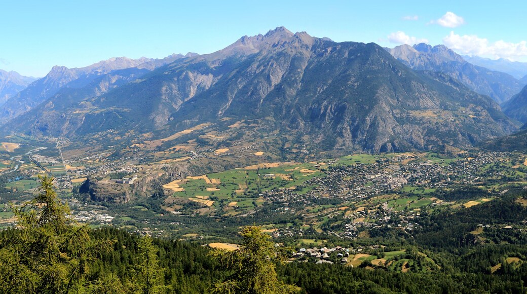 Vue panoramique des Alpes du sud et la vallée de Guillestre en été.