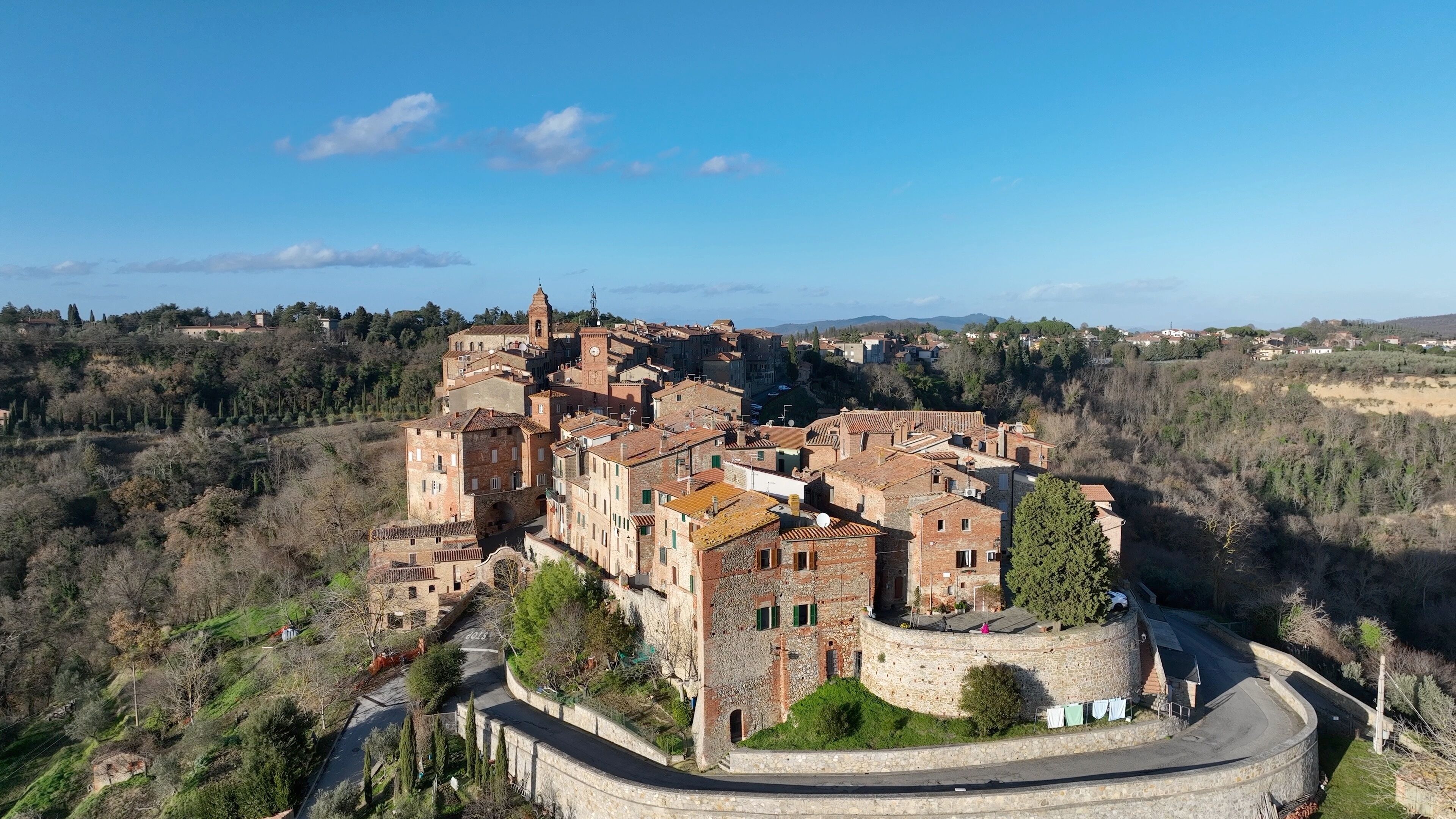 Il borgo medievale di Monteleone d'Orvieto in Umbria, Terni, Italia. 
Vista panoramica dell'antico borgo, meta turistica di stranieri e villeggianti.