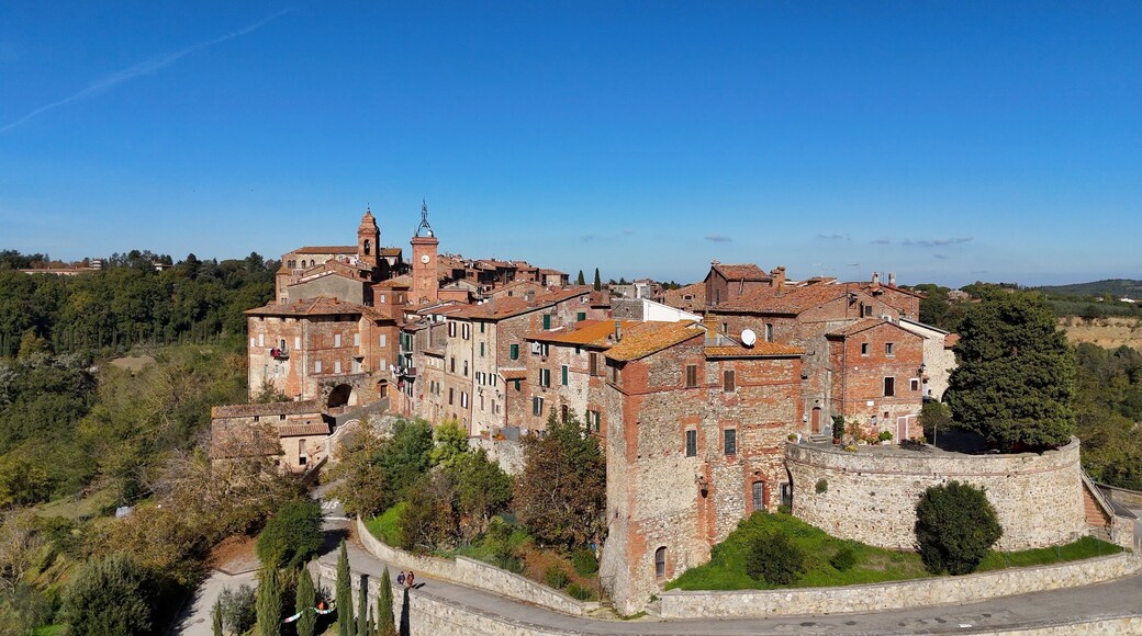Il borgo medievale di Monteleone d'Orvieto in Umbria, Terni, Italia.
Vista panoramica dell'antico borgo, meta turistica di stranieri e villeggianti.