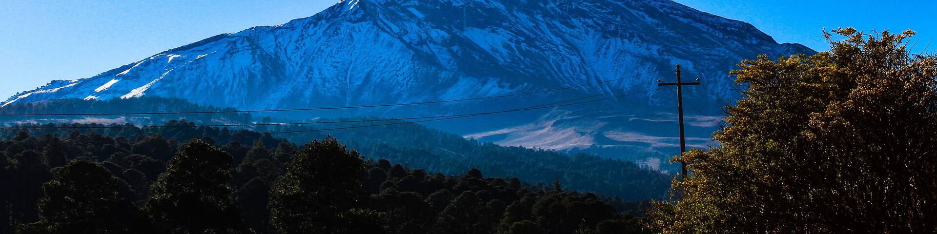 El Pico de Orizaba, la montaña más alta de México se cubre por un manto blanco de nieve de vez en cuando, esta hermosa montaña es una zona natural protegida.