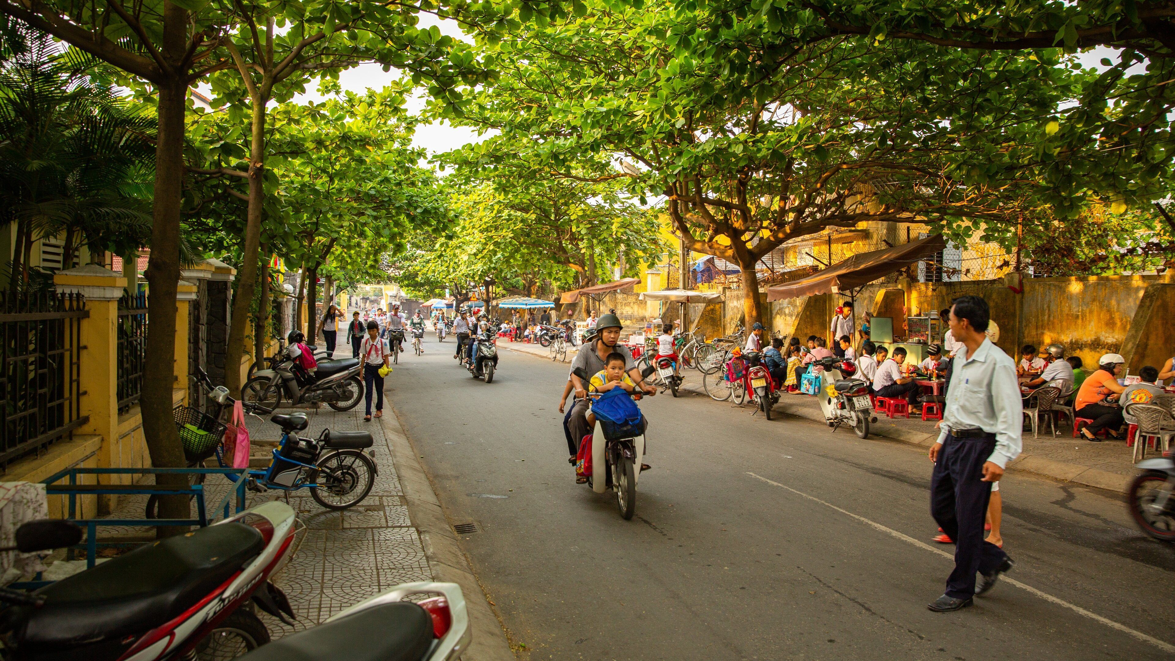 Hoi An which includes street scenes
