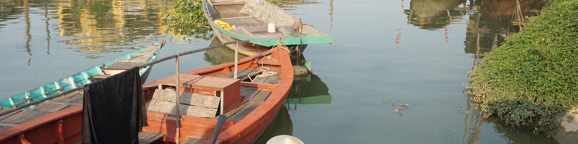 The Thu Bon river is the centre-hub of the gorgeous city of Hoi An in Vietnam. It acts as meeting point for locals and tourists alike, it's a market, a tourist attraction, a place for festivals and celebrations. #AquaTrove #Vietnam
#HoiAn