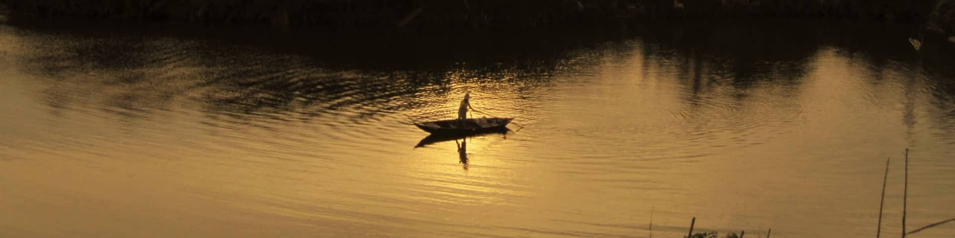 A fishermen casts his net in one of the tributaries that runs through Cam Thanh Village - between Hoi An town and Cua Dai beach in Vietnam. More pictures of charming Cam Thanh: http://wp.me/p7CVI8-v3
#mariadasstheworld #camthanh #hoian #cuadai #vietnam