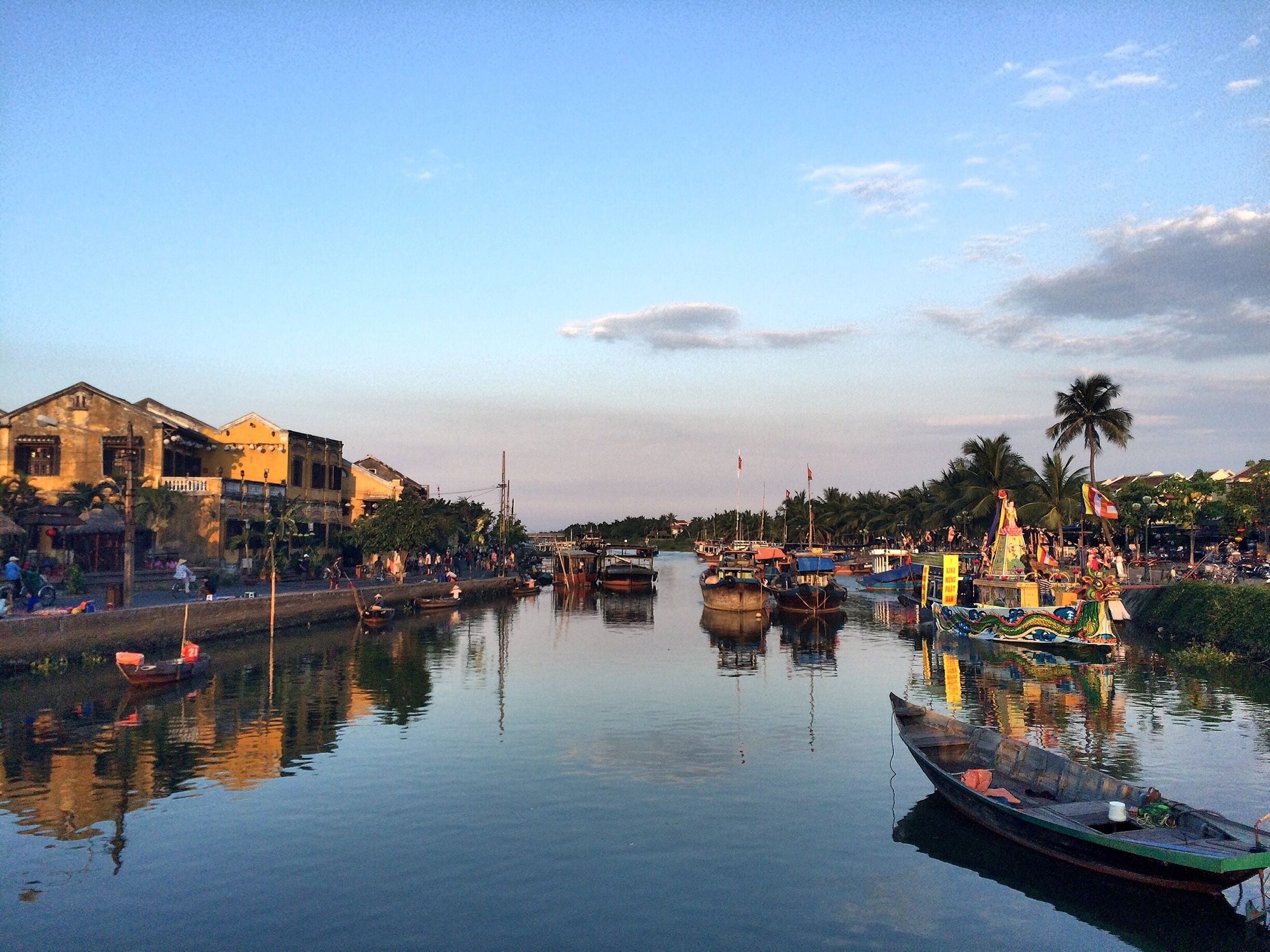 Hội An Ancient Town is an exceptionally well-preserved example of a South-East Asian trading port dating from the 15th to the 19th century. Its buildings and its street plan reflect the influences, both indigenous and foreign, that have combined to produce this unique heritage site. #hoian #iwander #vietnam #ancientcity 🇻🇳