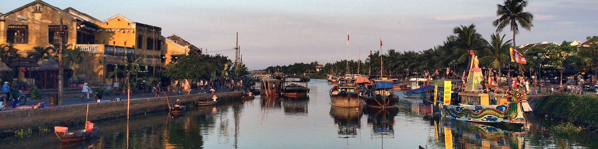 Hội An Ancient Town is an exceptionally well-preserved example of a South-East Asian trading port dating from the 15th to the 19th century. Its buildings and its street plan reflect the influences, both indigenous and foreign, that have combined to produce this unique heritage site. #hoian #iwander #vietnam #ancientcity 🇻🇳