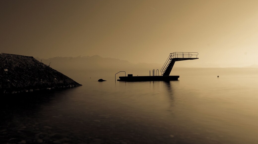 Beach, diving board and mountain views. Watersport or photography enthusiast, you'll have fun ! #BeachTips