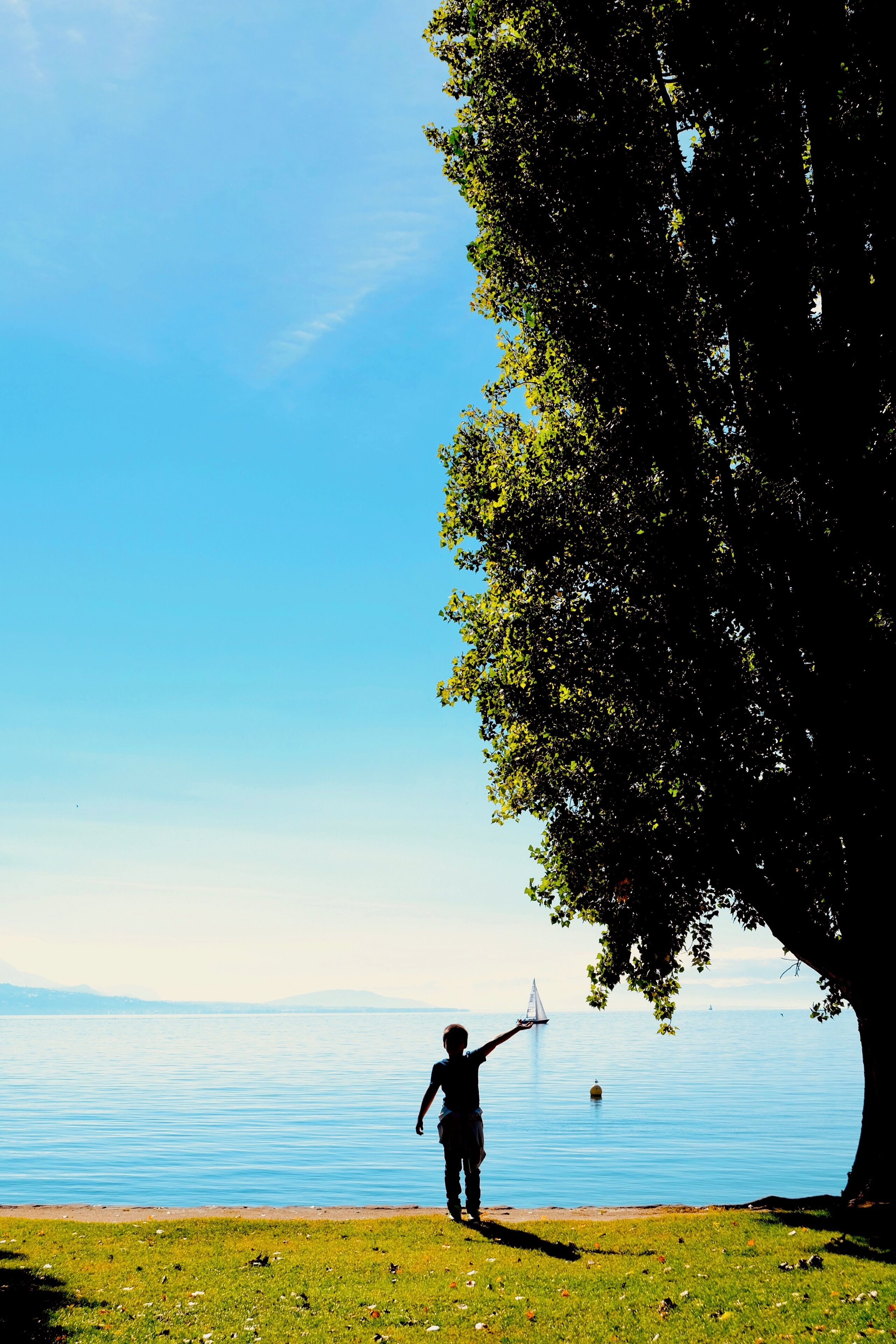 The beach in Lutry is awesome to enjoy a refreshing swim in the Lac Léman, or to jump from the huge jumping board... but when summer goes,  catching boats are also lots of fun! #Perspectives