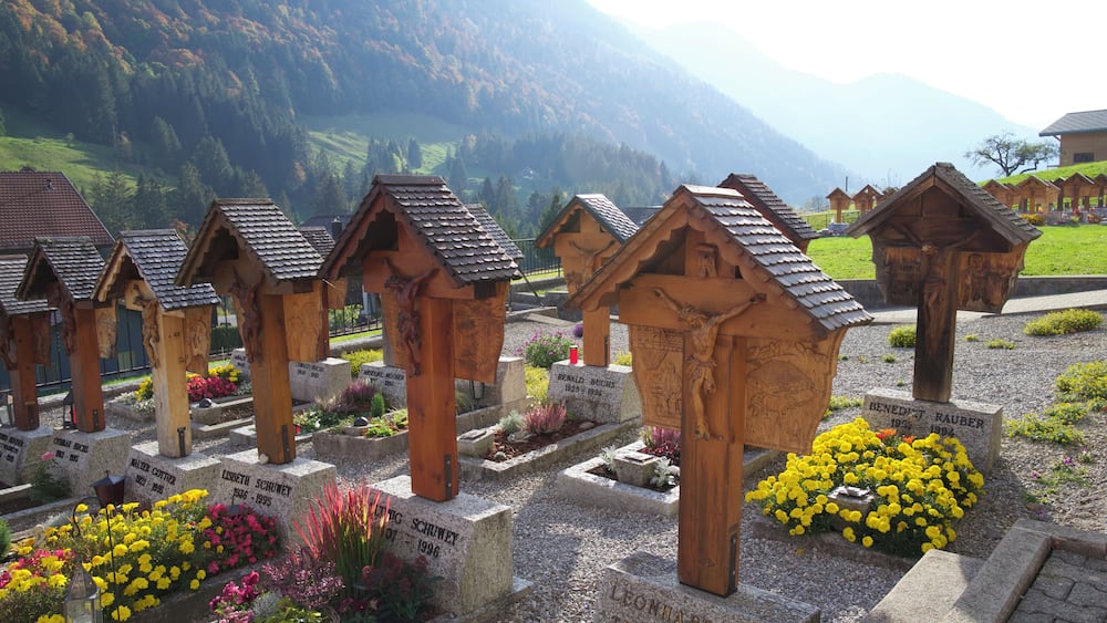 Cimetière qui se trouve à côté de l'église de Jaun.
https://www.schweizmobil.ch/fr/suisse-a-pied/services/lieux/ort-0318.html