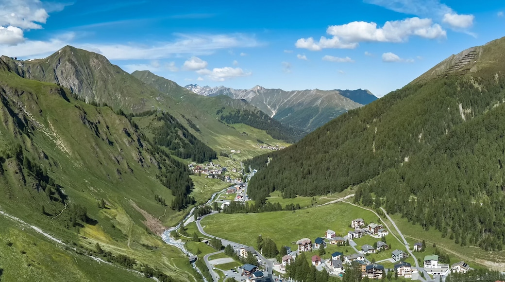 Blick über Samnauen-Dorf, durch das Tal. Links die Berghänge der Samnauen-Gruppe.