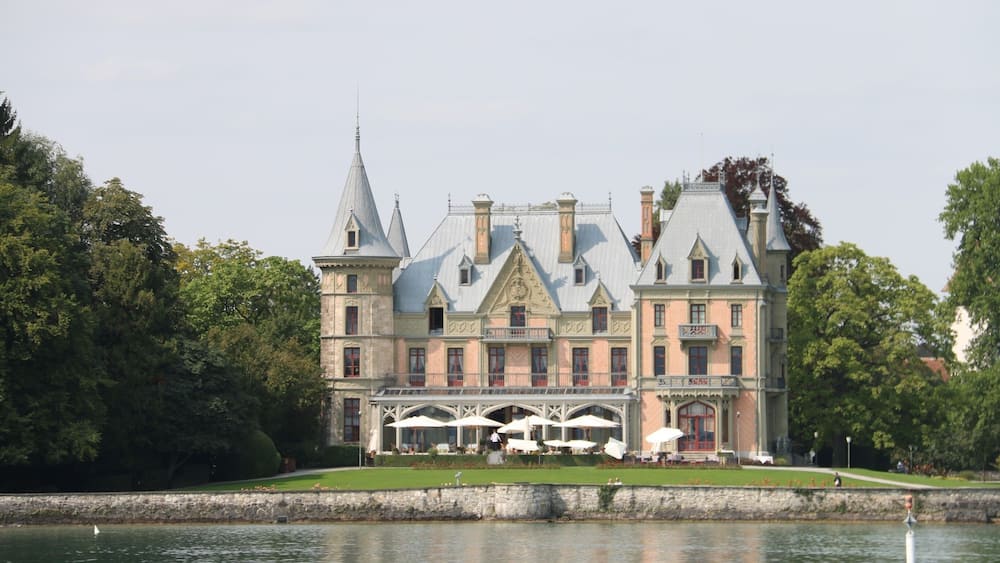 Ein großes, historisches Gebäude mit mehreren Türmen und Blick auf das Wasser.