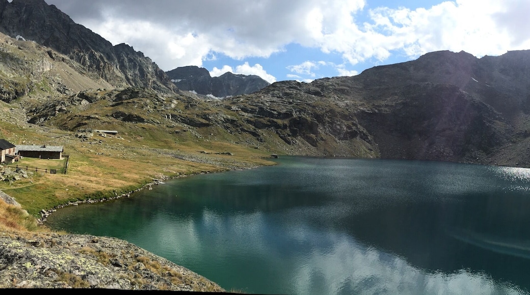 Panoramica del lago inferiore con a sinistra il bivacco