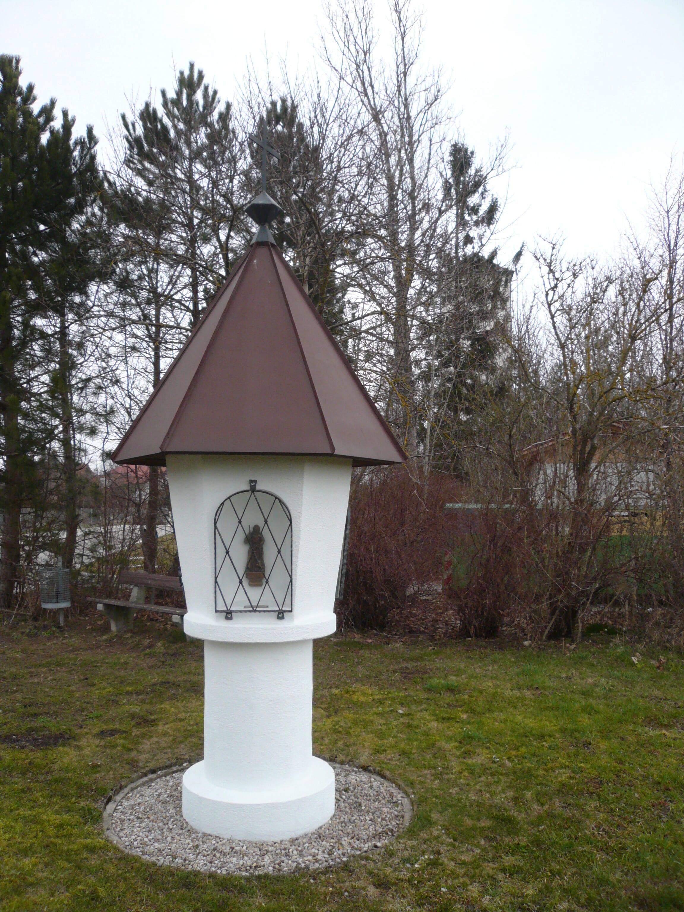 Bildstock in Aschheim, drei Figuren der Heiligen Maria, Franziskus und vermutlich Leonhard, 1987