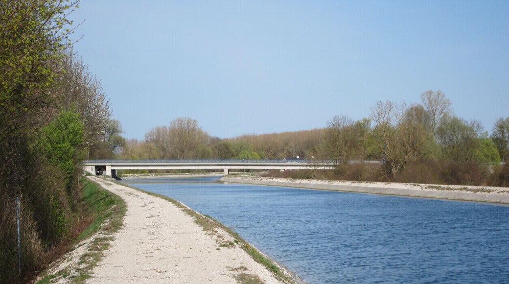 Brücke der B 471 Aschheim-Ismaning über den Mittlere-Isar-Kanal