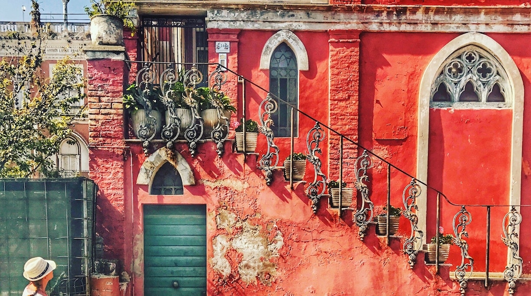The wife and I enjoyed finding some wonderful old Italian buildings just off the beach on the other side of the railway in Pineto.