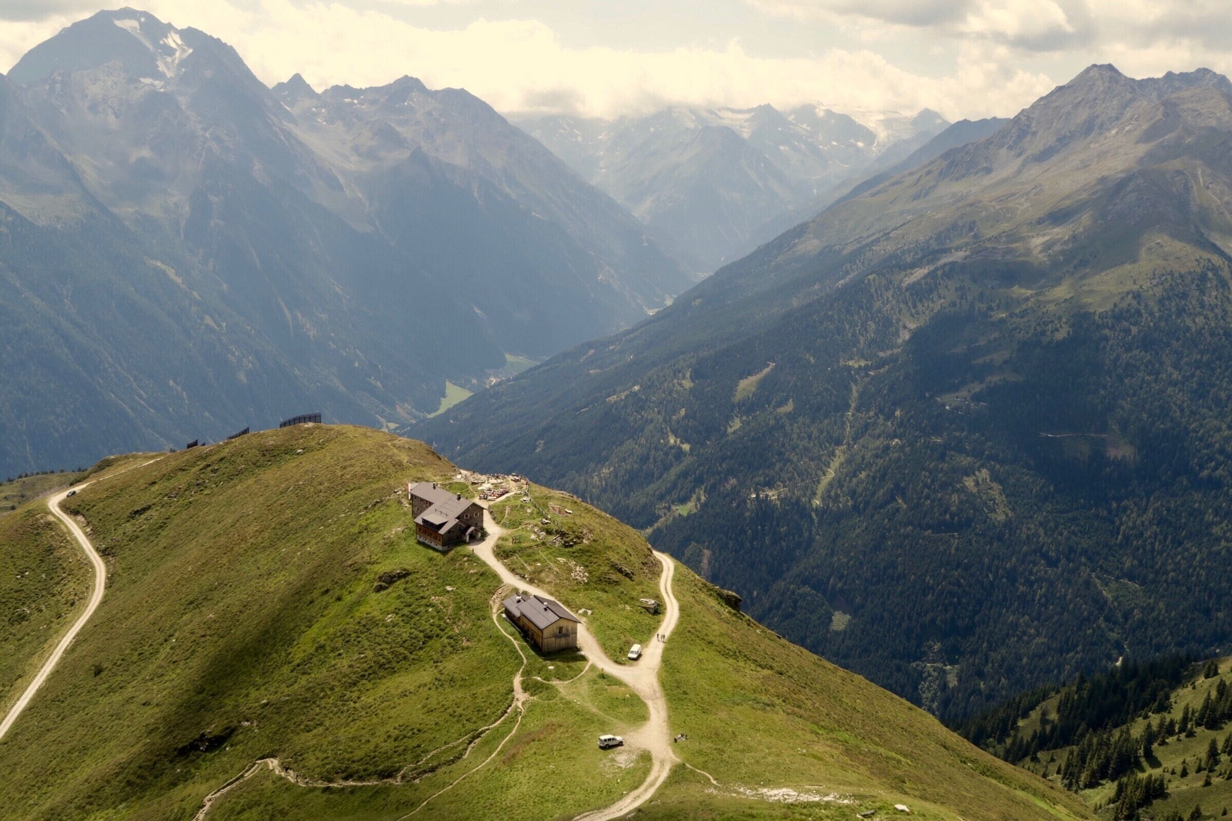 On our hike to this nice mountain hut we got to see it from up high first. What a view!!

Rise up with the cable cars from #schlick2000 and start this awesome daytrek.