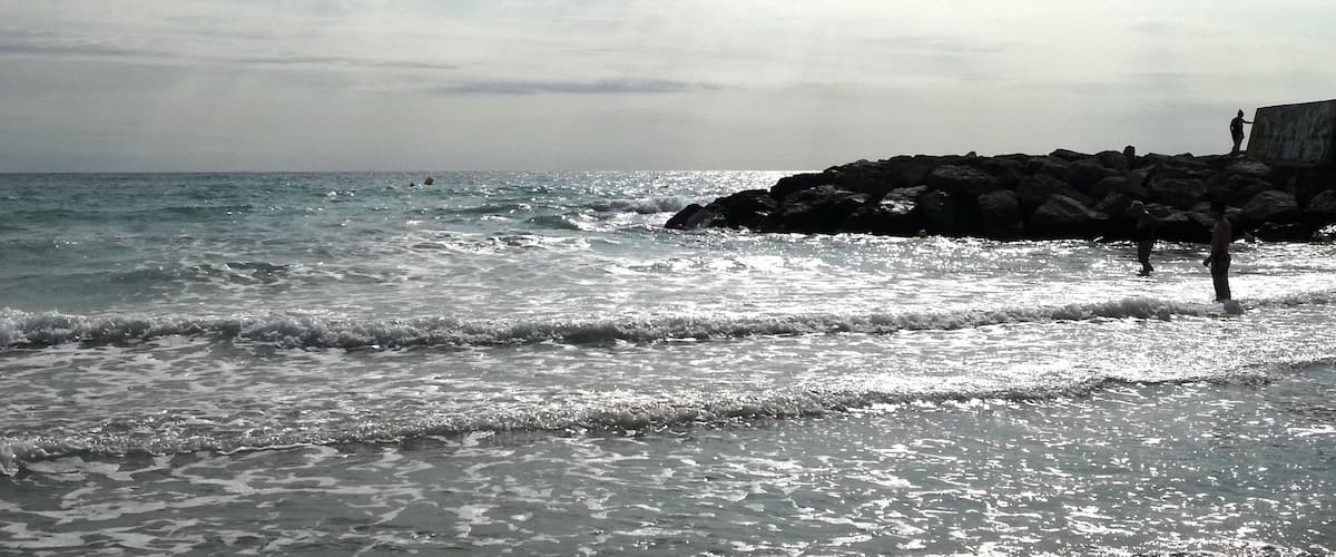 It is a large fine sand beach, surrounded by sand dunes.
Many people come the weekend but it is very nice and quiet from Monday to Friday, even in August!
There is a few "chiringuitos" to take the "cañas" on the beach and a wide variety of restaurants in the maritim promenade, wich is pedestrian and ideal for a walk after dinner or running first time in the morning.
It is a very familiar tourism zone, only two or three hotels and many apartments.