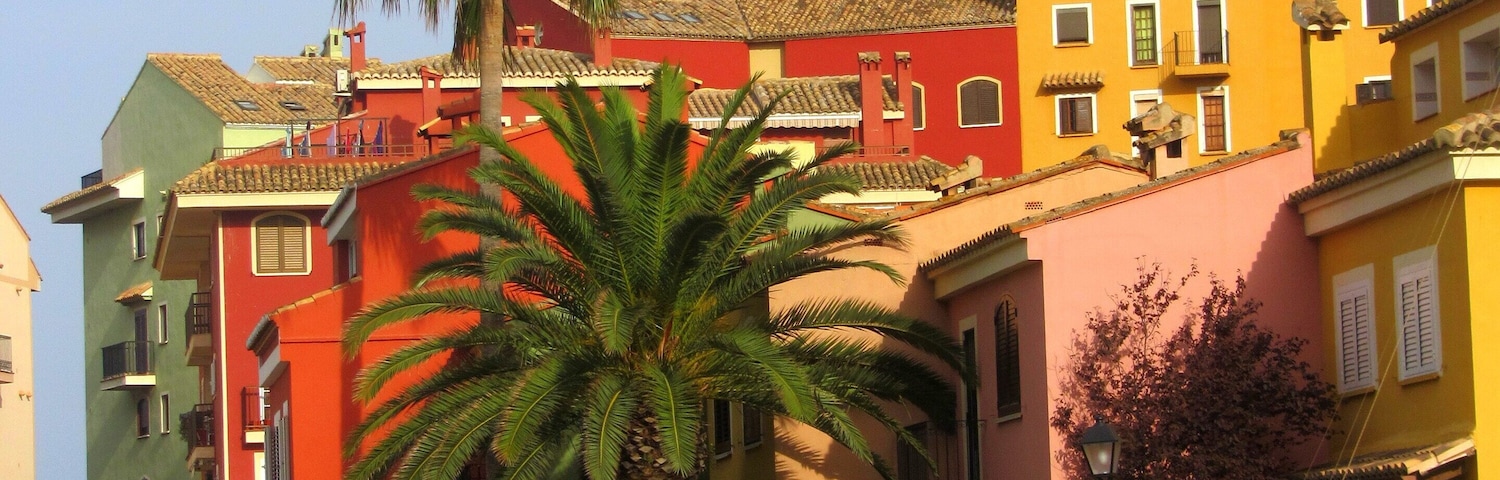 Port Saplaya is a small community and neighborhood on the outskirts of Valencia city. It has colorful buildings similar to Portofino in Italy, and tons of restaurants and ice cream parlors along its well maintained beach front.