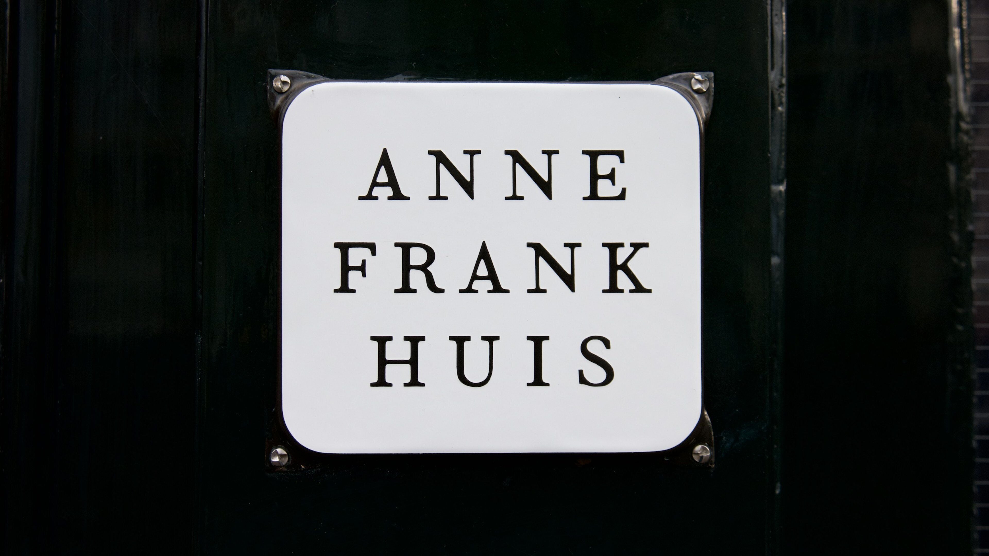 Ein Schild mit dem Namen 'Anne Frank Huis'.