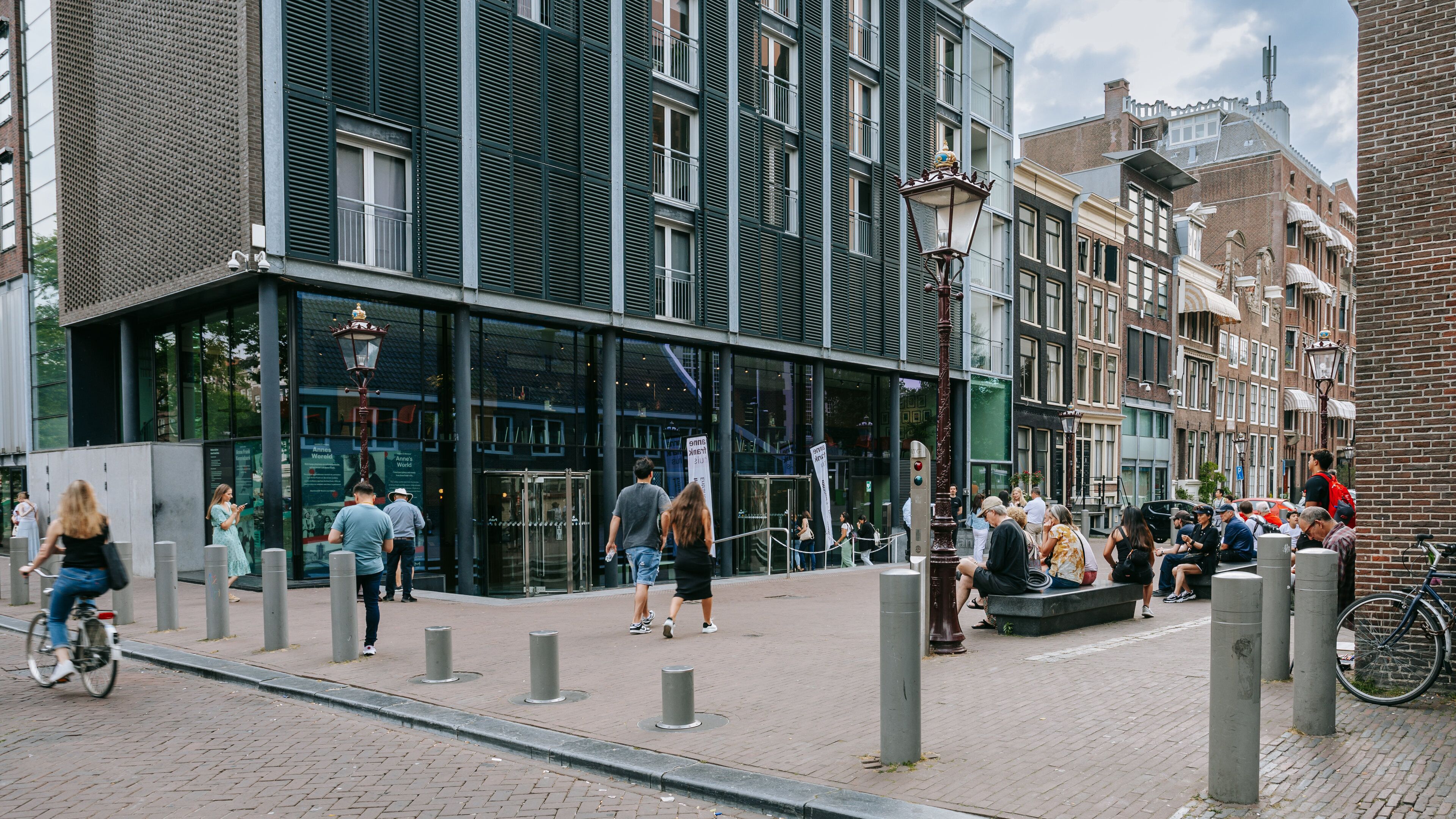 Anne Frank House showing street scenes and a city