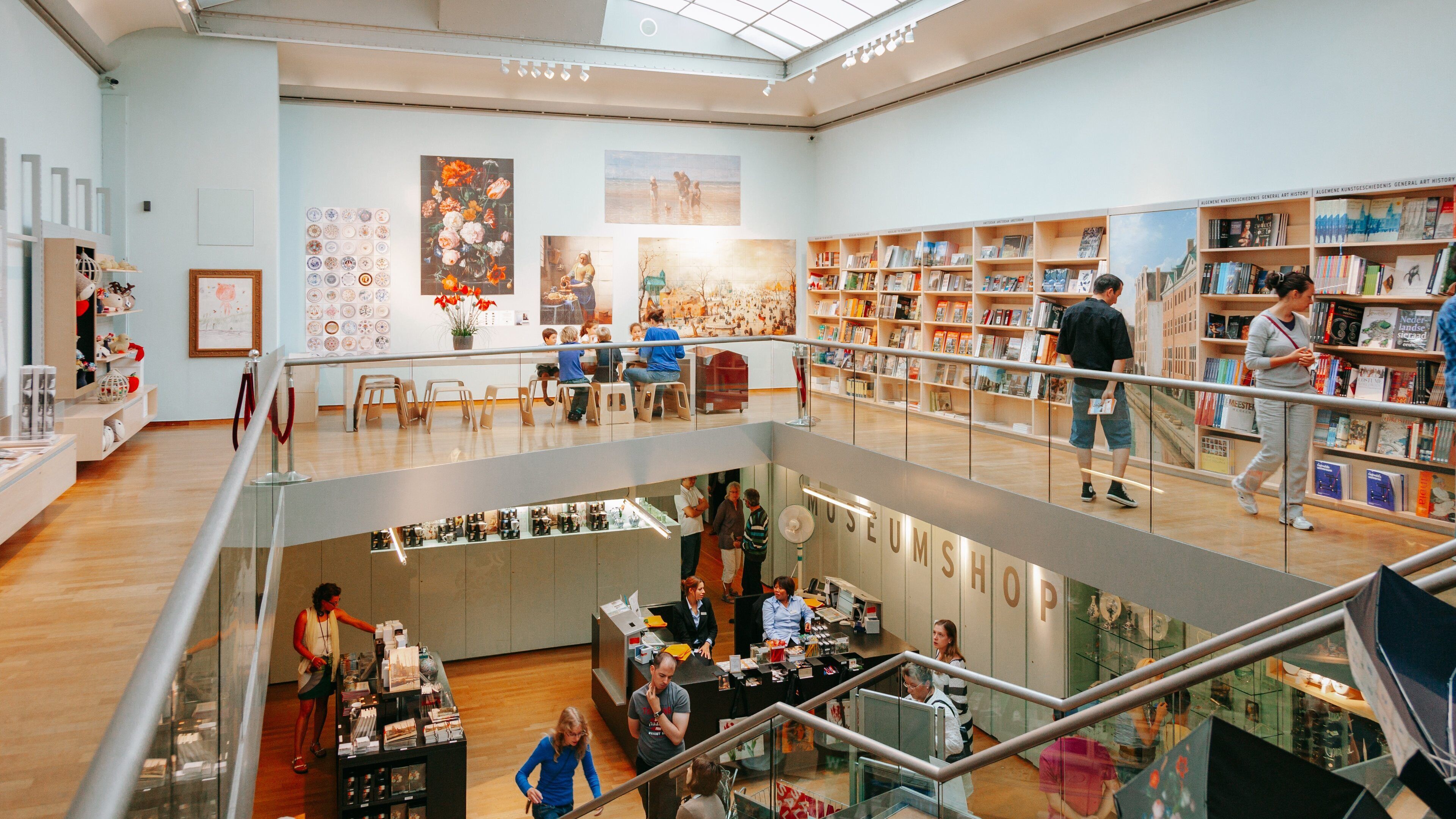 Rijksmuseum which includes shopping