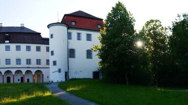Laupheim, Deutschland: Panorama ums Schloss Großlaupheim
