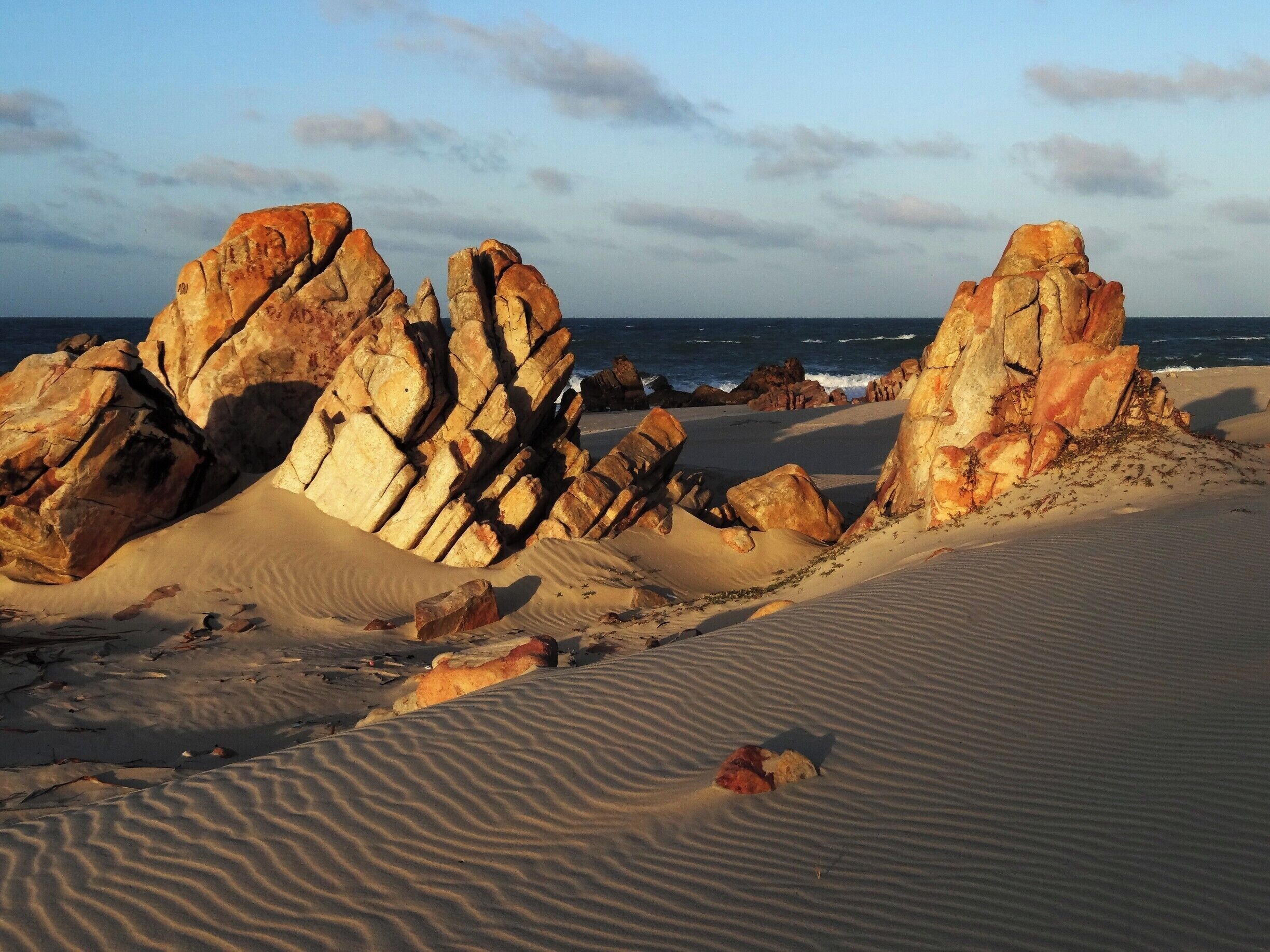 #Aquiraz #Beach #beachtips #TroveOnTuesday #GreatOutdoors
Walking on the beach

Rochas douradas na Praia de Aquiraz.
Passeios pela praia no final do dia são sempre inspiradores.