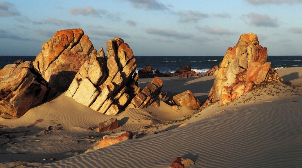 #Aquiraz #Beach #beachtips #TroveOnTuesday #GreatOutdoors
Walking on the beach
Rochas douradas na Praia de Aquiraz.
Passeios pela praia no final do dia são sempre inspiradores.
