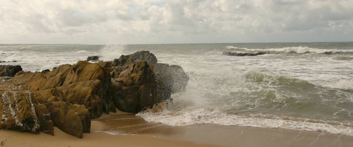 La Pedrera ofreciendo costa escarpada y una playa de arena