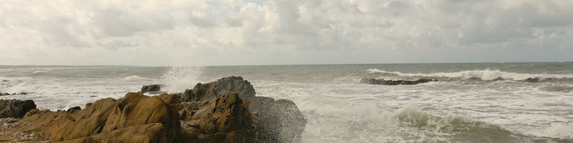 La Pedrera ofreciendo costa escarpada y una playa de arena