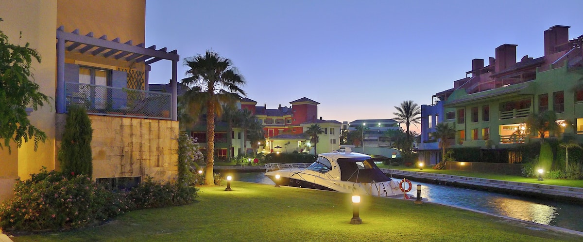 Vista nocturna del urbanismo