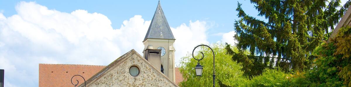 Magny-le-Hongre featuring a small town or village, heritage architecture and street scenes