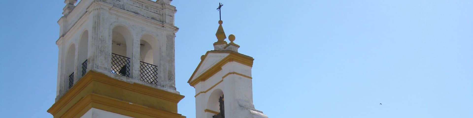 Vista exterior de la Iglesia Nuestra Señora de las Veredas, de Guadalema de los Quintero (Sevilla, España)