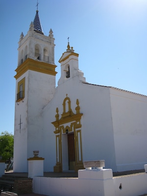 Vista exterior de la Iglesia Nuestra Señora de las Veredas, de Guadalema de los Quintero (Sevilla, España)