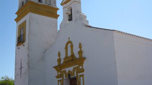 Vista exterior de la Iglesia Nuestra Señora de las Veredas, de Guadalema de los Quintero (Sevilla, España)