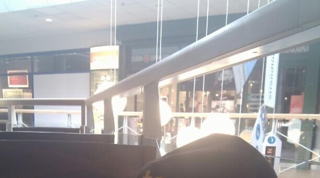 Even if this sleepy town has had a face lift, it's still simply a town to avoid. Even if it's the home town of one of the coolest Trovers on earth :) Yes, the hat you see is a real Trover hat!