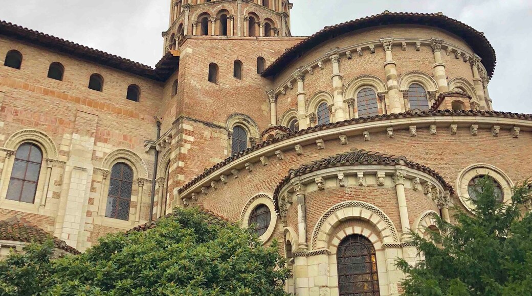 Visit this church with the typical rose stones of the region