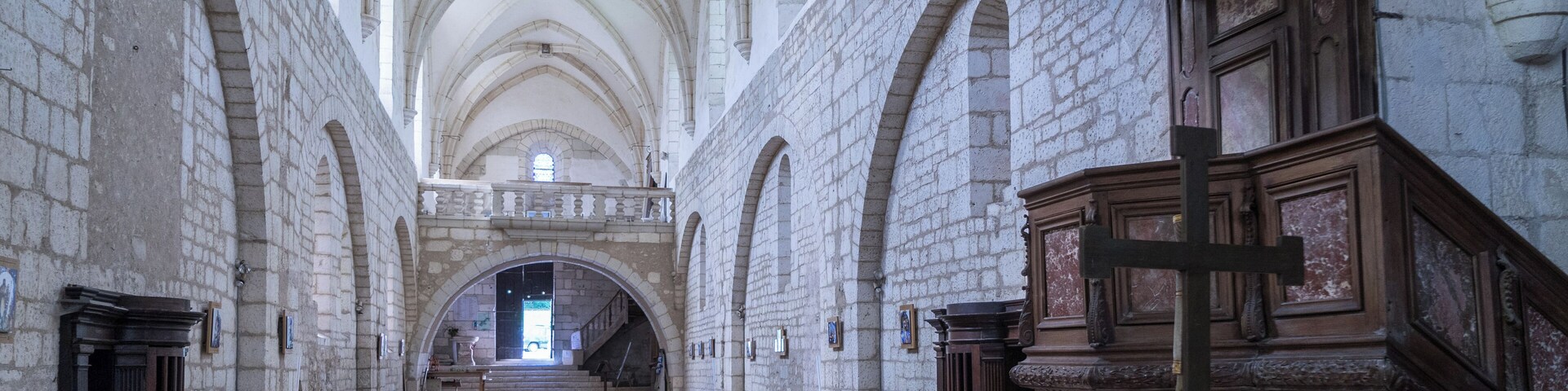 Chancelade - Abbaye - Nef et Chaire