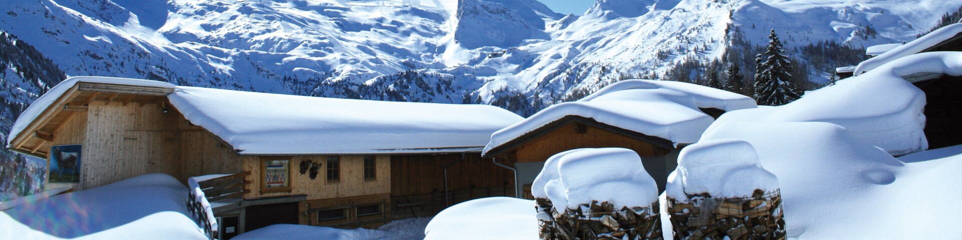 Hintertux ofreciendo montañas, nieve y una casa
