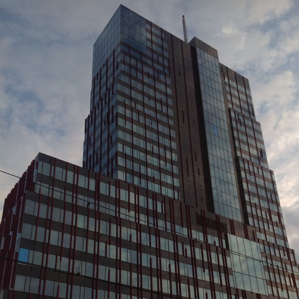 Another high rise building with two or three windows that seem to dislike conformity. A clear signal of civil disobedience. 
