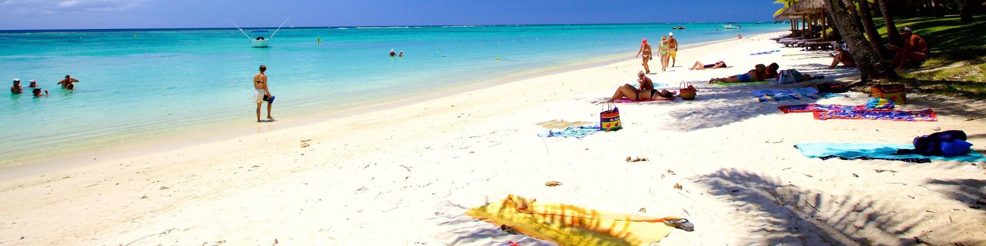 Trou aux Biches montrant plage aussi bien que petit groupe de personnes