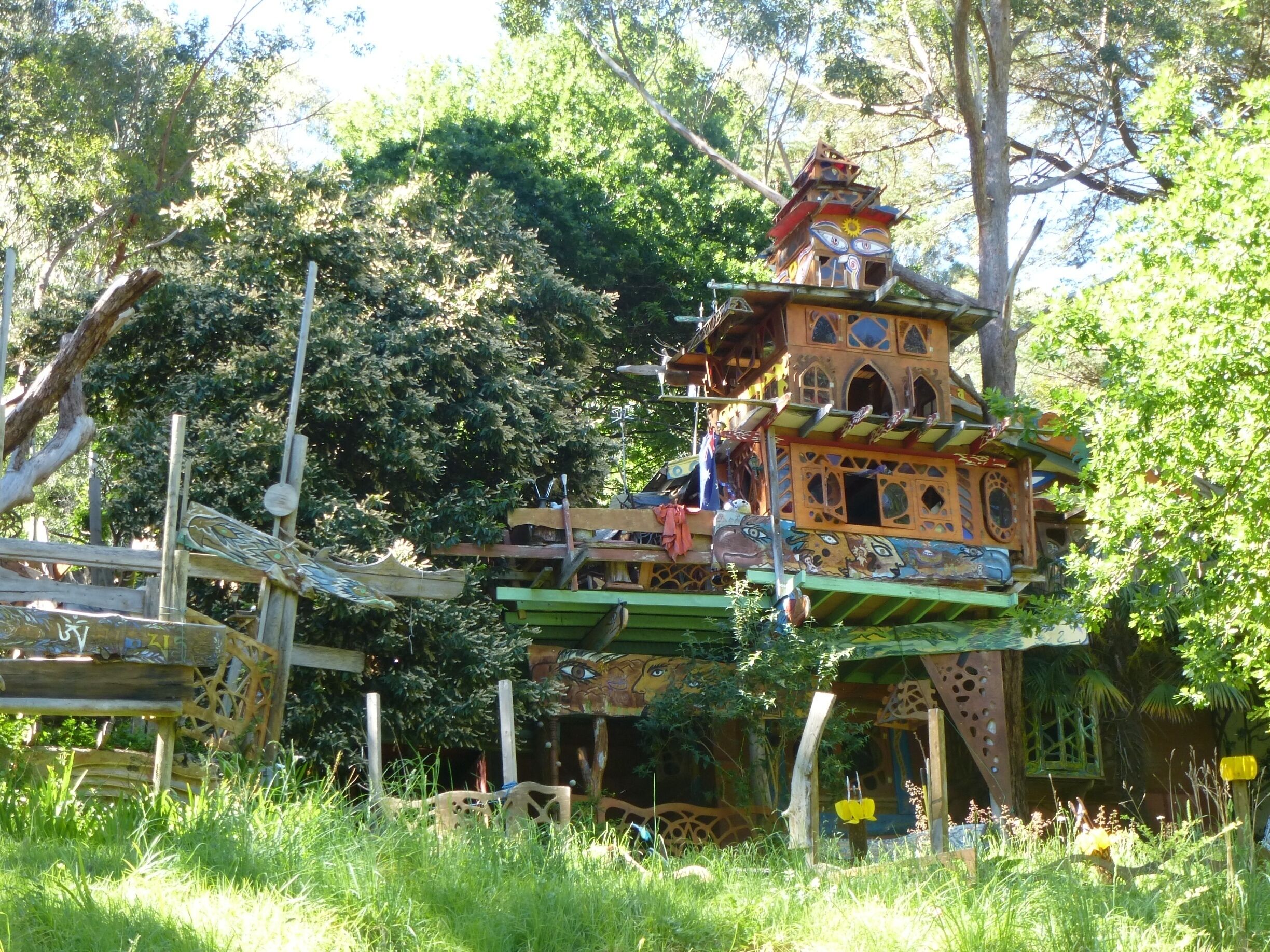 Boinga Bob's place, Warburton, Victoria. Great little town on the Yarra River, below the Warburton Ranges and Mt Donna Buang. Boinga Bob is a local resident who built this awesome home. It comprises of a number of buildings and quirky little details!